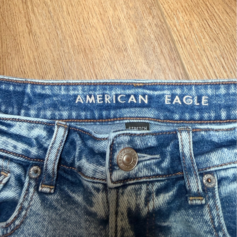 American Eagle High Rise Mom Jeans Womens‎ 4 Light Wash Distressed Tapered Denim - Picture 3 of 10